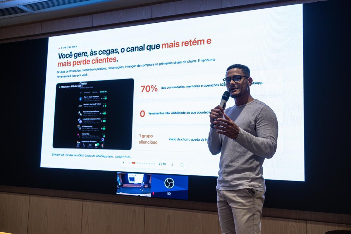 Apresentação de pitch no palco de um evento NewHack