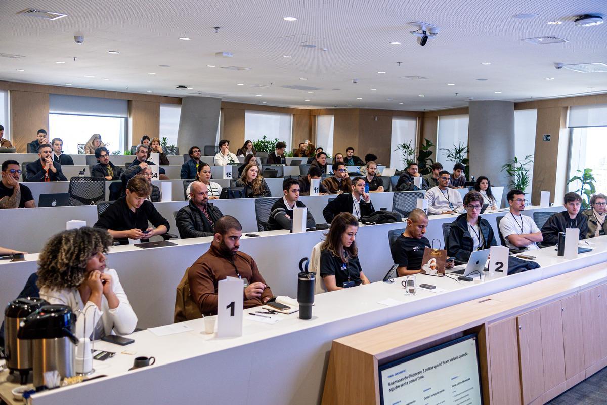 Founders trabalhando juntos na 6ª edição do NewHack Journey, em São Paulo